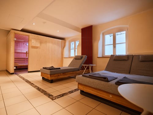 Gemütlicher Wellnessbereich mit Sauna und Ruheliegen