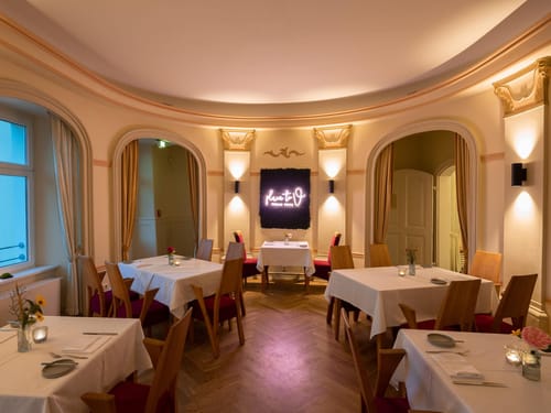 Elegantes Restaurant mit stilvoller Beleuchtung und gedeckten Tischen