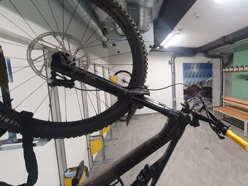 Fahrradkeller mit einzelnen Fahrradschlössern