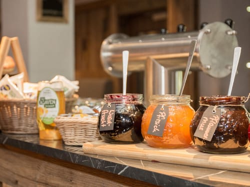 verschiedene Marmeladen am Frühstücksbuffet
