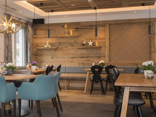 modernes Restaurant in Holzoptik