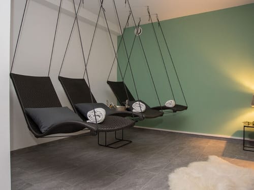 drei Sesselschaukeln im Wellnessbereich