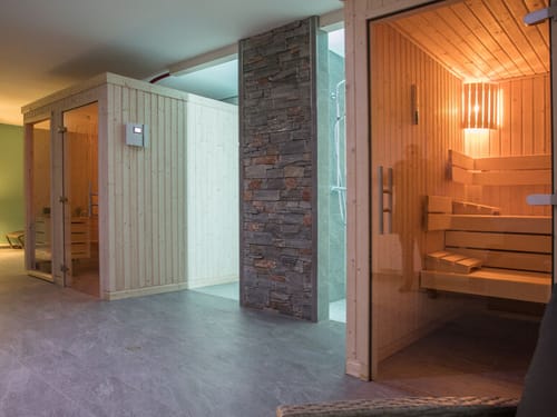 zwei Saunen im Wellnessbereich