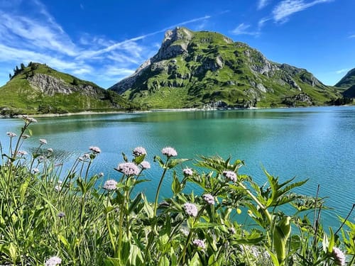 herrlicher Ausblick auf den Bergsee und die Berge am Arlberg