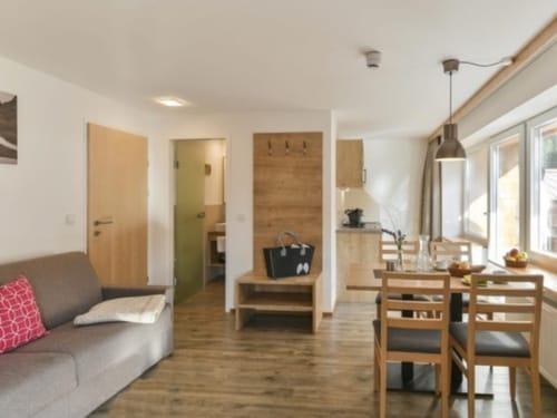 Couch, Esstisch mit Stühlen im Wohnraum