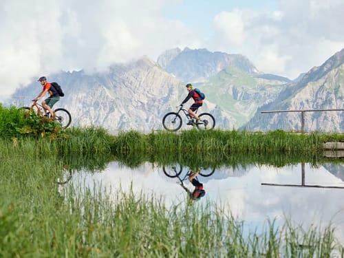 zwei Radfahrer in den Bergen