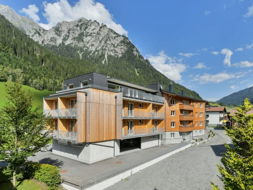 Ansicht Lodge bei Sonnenschein