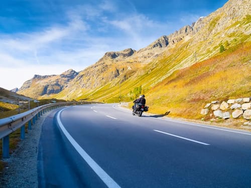 Tour mit dem Motorrad in den Bergen