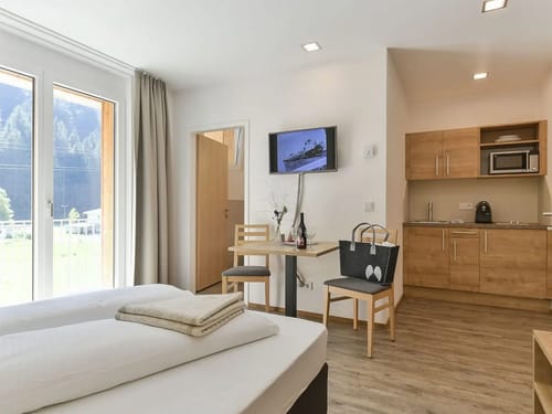 Wohn und Schlafraum in einem Raum mit Balkon
