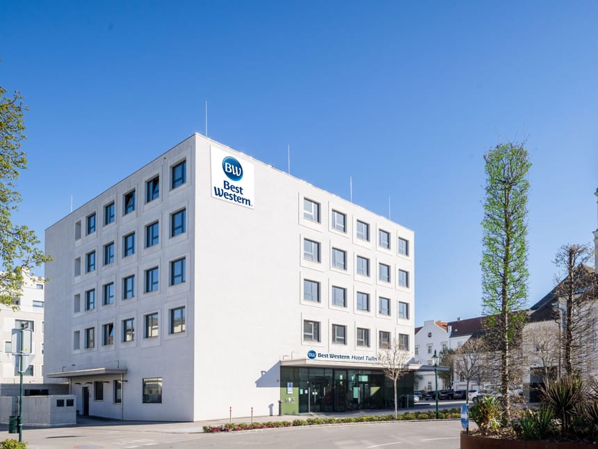 Hausansicht Hotel bei Sonnenschein