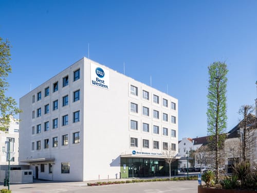 Hausansicht Hotel bei Sonnenschein