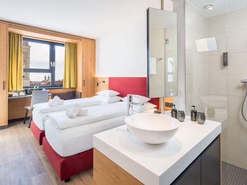 Twinnbett, Waschtisch, Dusche, Schreibtisch und Stuhl im Doppelzimmer