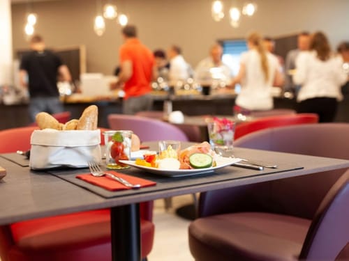 eine Auswahl an Brötchen, Rohkost, und Wurst und Käseauswahl auf dem Tisch