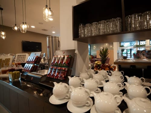 Buffet mit verschiedenen Teesorten im Angebot