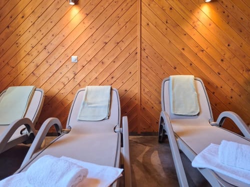 Liegestühle im Wellnessbereich mit Holzwand