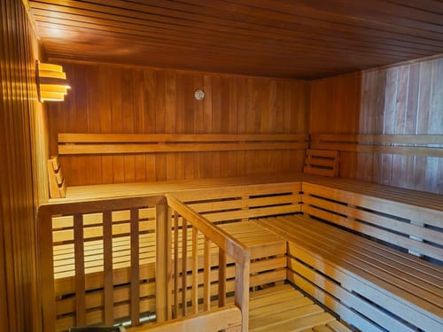 Traditionelle Holzsauna im Innenbereich