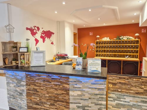 Empfangsbereich eines Hotels mit Weltkarte an der Wand