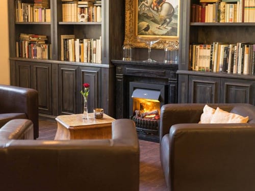 Lobby mit einem Bücherregal und Loungemöbeln