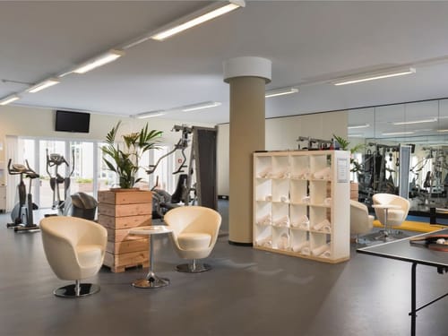 Cardio und Kraftgeräte im Fitnessbereich