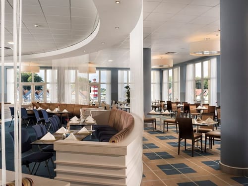 modernes eingerichtetes Restaurant mit Panoramafenstern