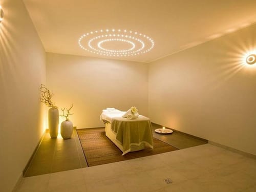 Massageliege im modernen Wellnessbereich