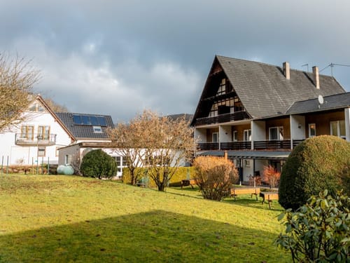 Rückseite des Hotels mit Garten