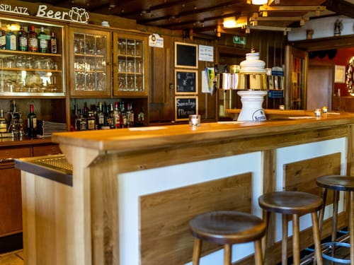 Gaststube mit Hotelbar und Barhockern
