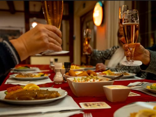 gesellige Runde mit gedeckten Tisch von Speisen und Getränken