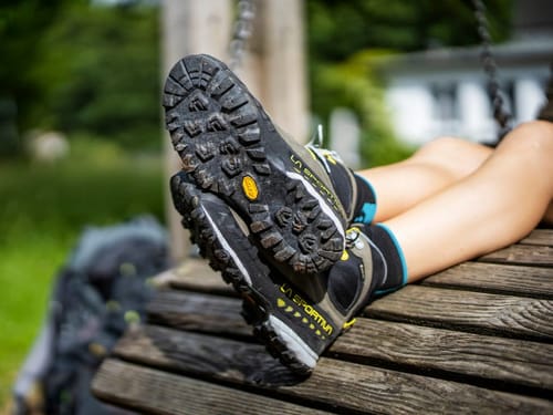 Wanderschuhe auf einer Ruhebank