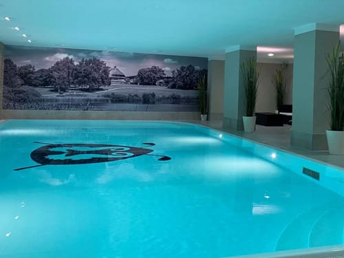 großzügiger Innenpool im Wellnessbereich