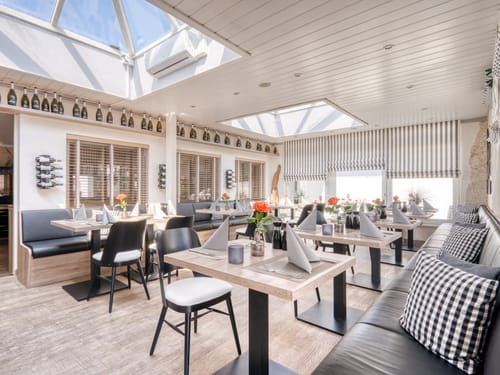 modernes Restaurant Trattoria del Campo mit Glaskuppel