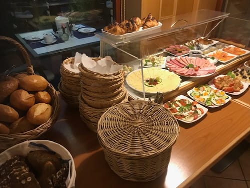 Frühstücksbuffet mit verschiedenen Speisen