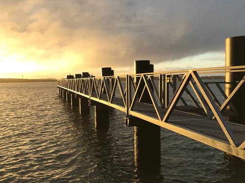 Steg bei Sonnenuntergang