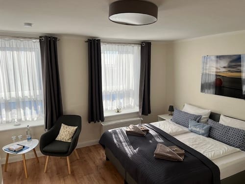 Kleines Zweibettzimmer mit eineer Sitzecke