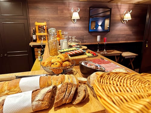 verschiedene Speisen am Frühstücksbuffet
