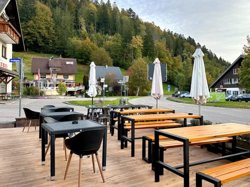 Versschiedene Tischgruppen auf der Hotelterrasse