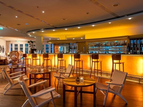 Hotelbar mit einigen Sitzmöglichkeiten