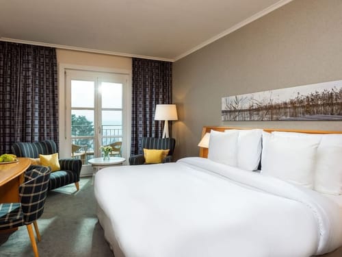 Gemütliches Zimmer mit Schreibtisch und Sitzmöglichkeiten