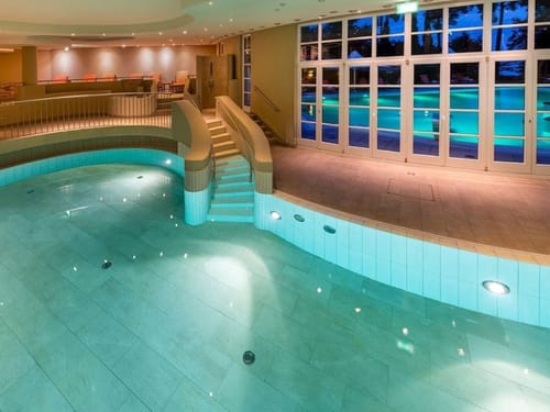 Großer Pool im Innenbereich