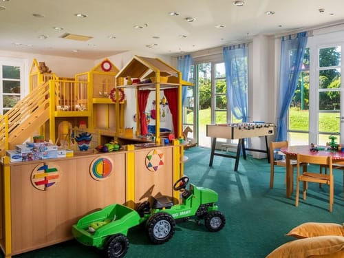 Raum mit vielen Spielmöglichkeiten für die Kinder