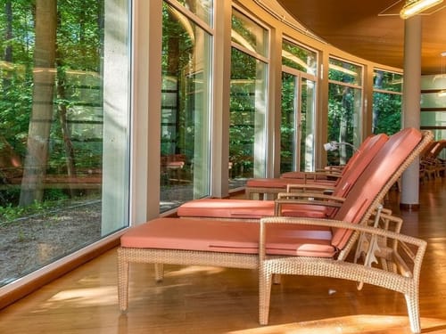 Relaxliegen im Wellnessbereich