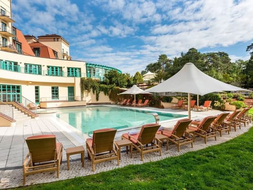 Pool mit Sonnenschirmen und Liegen