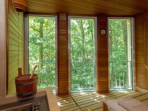 Geräumige Sauna mit Blick in den Wald