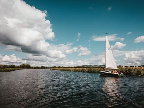 Person auf einem Segelboot