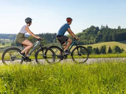 Paar auf Fahrrädern
