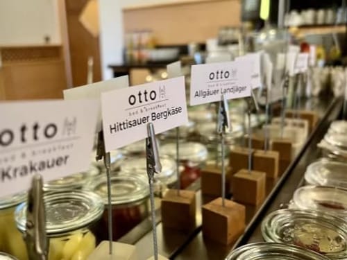 Verschiedene Gläser mit Speisen drin
