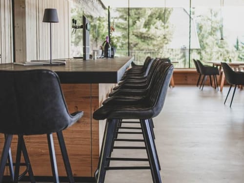 Hotelbar mit einigen Sitzmöglichkeiten
