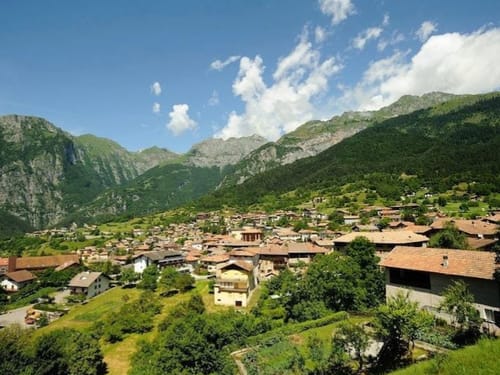 Dorf mit Bergen im Hintergrund