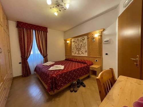 Kleines Zimmer mit einem Schreibtisch