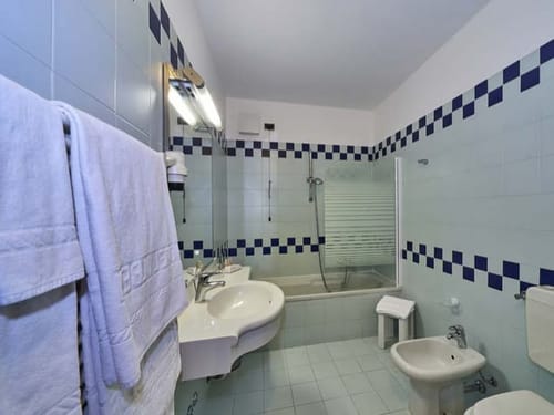 Helles Badezimmer